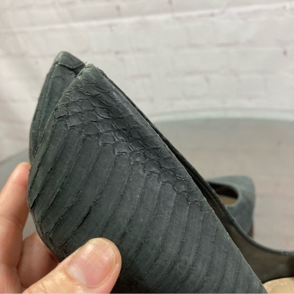 BCBG MAX AZRIA snake skin embossed leather pointy toe stiletto pumps 9.5 New - Picture 5 of 16